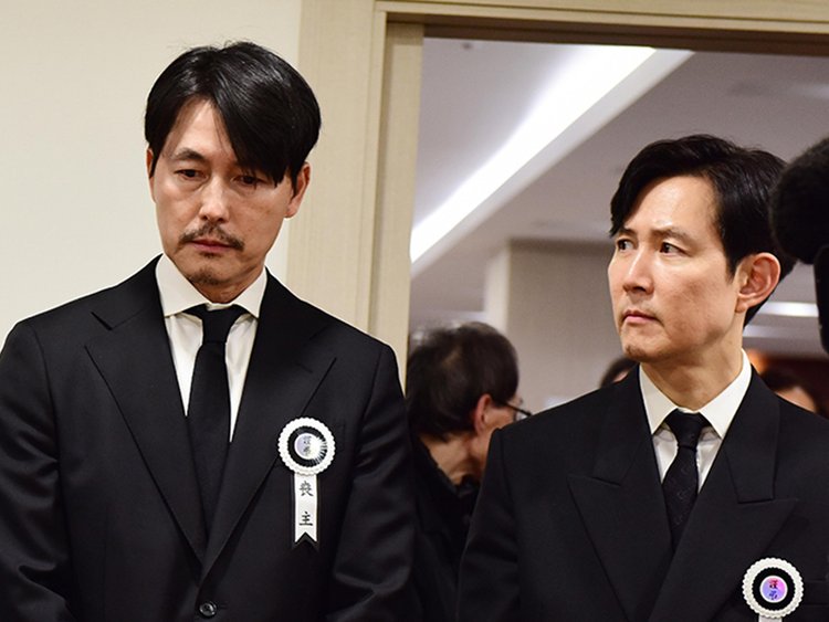 故안성기 빈소 지킨 이정재·<br>정우성..아들들과 상주 역할