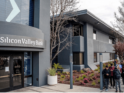 "SVB사태, 금융위기의 시작일까 기회일까? :은행주 투자 찬성 vs 반대 의견"