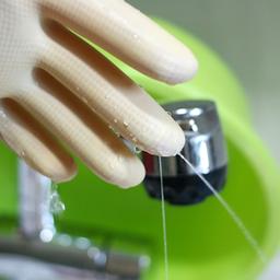 구멍난 <strong>고무장갑</strong> 수선하기