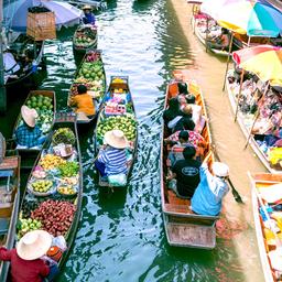 물 위에 활짝 핀 담넌 사두억 수상시장