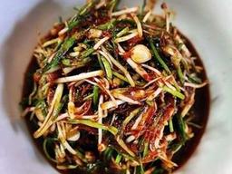 봄철 입맛살리는 달래양념장 <strong>콩나물밥</strong> 만들기