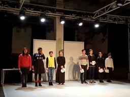 요즘 <strong>연극</strong>은 왜 자꾸 관객을 <strong>무대</strong>에 올리나요?