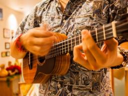 하와이에서 우쿨렐레 공짜로 <strong>배우기</strong>, 코드 3개로 20곡을?