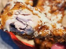 하얀 눈처럼 덮인 <strong>시즈닝</strong>, 허니버터치킨