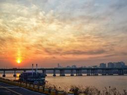 지금의 한국, 선진국으로 향하는 마지막 고비