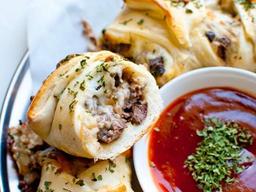 이번 연말에는 가장 먹기 편하고 가장 근사한! 스테이크롤피자