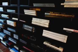 비밀스러운 서재에서 답을 찾다 – 사진책방 이라선