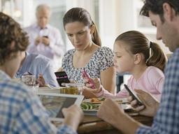 아이에게 ‘핸드폰 좀 그만 들여다봐라’고 <strong>말하기</strong> 전에 고칠 점