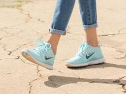 힐에서 내려와! 어디든지 잘 어울리는 <strong>운동화</strong> 패션