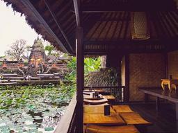 전 세계 단 한 곳밖에 없는 이색 스타벅스 매장 10군데