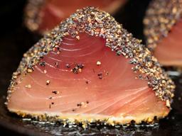 참치의 살은 갈색? 붉은색?