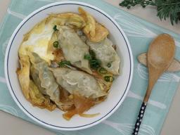 보글보글 촉촉하고 따끈한 만두를 밥 위에 챱★ 간단하게 만들어요, <strong>만두동</strong>!