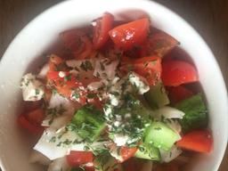 [혼밥남녀 푸드톡!]<28>집에서 가볍게 즐기는 ‘일요 브런치’…페타치즈 <strong>토마토 샐러드</strong>