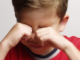 자꾸만 신경 쓰이는 눈곱, 왜 생기는 걸까?