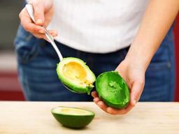 당장 안 먹는 아보카도, <strong>갈변</strong> 늦추는 방법