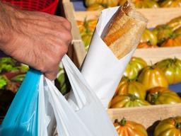 유럽 1회용 비닐봉지 유료판매, 바다오염 감소 효과 있었다.