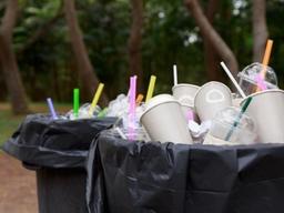 ‘5초 쓰고, 500년 썩는’ 플라스틱 빨대, 10년 뒤엔 사라진다