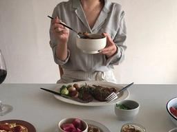 혼자 먹는 밥은 ()이다, ‘<strong>1인</strong>용 식탁’