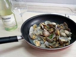 [혼밥남녀 푸드톡!]<30><strong>화이트</strong><strong>와인</strong>을 부르는 맛, ‘바지락 술찜’