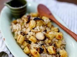 냉장고에 넣어둔 현미밥으로 뚝딱…‘현미 마늘쫑 볶음밥’