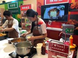 ‘발효식품’ <strong>김치</strong>, ‘국민 간식’ 떡볶이…<strong>중국</strong>에서도 통했다