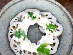 살아있는 연근의 신선함…‘<strong>두부</strong>소스를 얹은 연근<strong>샐러드</strong>’