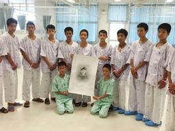 구조된 <strong>태국</strong> <strong>동굴</strong> 소년들이 보고 눈물 흘린 그림