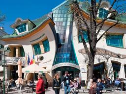 인구 4만명을 먹여살리는 찌그러진 집