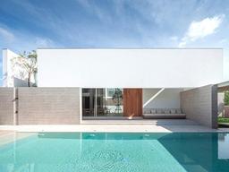보일듯 말듯 벽뒤로 수영장을 감춘 집
