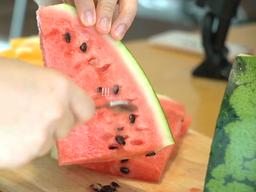 <strong>과일</strong> 신박하게 <strong>까는 법</strong>!… 이대로만 하면 '<strong>과일</strong> 까기 고수'