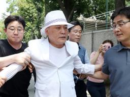 日 교과서 왜곡에 항의…일본대사관저에 달걀 투척 소동