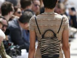 싸게 파느니 차라리 불에 태워…<strong>버버리</strong>, 5년간 1300여억원치 소각