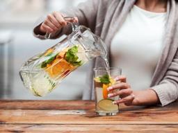 결석 환자 급증하는 <strong>여름</strong>, 몸에 돌덩이 없애는 음식은?