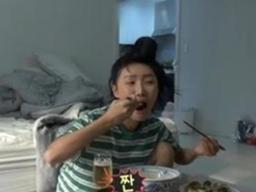 '나혼자산다' 화사, 곱창→간장게장+김부각 '新 먹방 치트키'