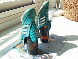 [한 끗 리빙]물놀이 하다 젖은 <strong>운동화</strong>, 빨리 <strong>말리기</strong>