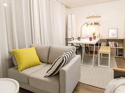 집이 작아서 거실, 침실, <strong>서재</strong>를 하나로 합쳤다