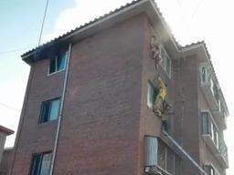 의정부 빌라 화재 '아이 2명 안고 창문에 매달려 버틴 30대 가장'