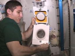 <strong>우주인</strong> '똥'은 어떻게 치울까?