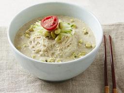 풋콩으로 만들어 더욱 고소한 ‘풋콩국수’