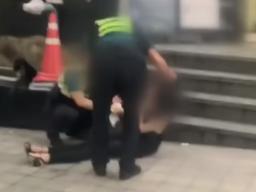 경찰이 술 취한 여성 '머리채' 흔들어..."대기발령"