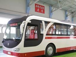 北김정은, 새모델 국산 버스에 만족…"택시 증가에 맘 무거워"