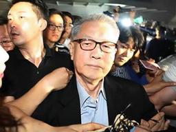 밀고 당기고 욕하고··· 아수라장 된 김기춘 <strong>석방</strong> 현장