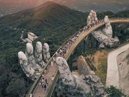 거인 손이 떠받친듯… 베트남 다낭에 새로 생긴 다리 화제