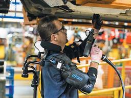 포드의 '<strong>아이언맨</strong>'… 로봇조끼 입고 車 만든다