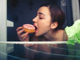 야식 <strong>먹어도</strong> 살 <strong>안</strong> 쪄? 알수록 놀라운 '잘못된' 음식 상식 10가지