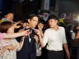[영상] 특검 나오던 김경수 50대 ‘보수 유튜버’에게 폭행당해