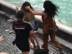 [해외화제] '트레비<strong>분수</strong>의 난투극?' 셀카자리 다투다 8명 패싸움