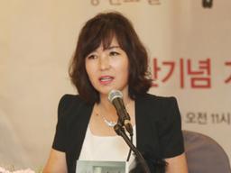 공지영 “울고 있는 김부선과 통화, 악플에 시달리던 딸 떠났다며…”