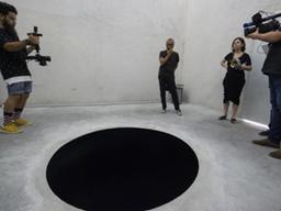 전시 관람객, 바닥에 설치된 2.5m 깊이 검은 구멍 설치작품에 빠지는 사고