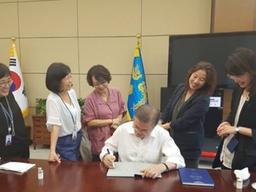 靑 , 강용석 文 대통령 사진 지적에…“<strong>트럼프</strong>보다 먼저 찍어” 반박